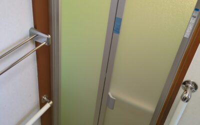住宅改修事例　浴室　扉（折り戸）交換工事