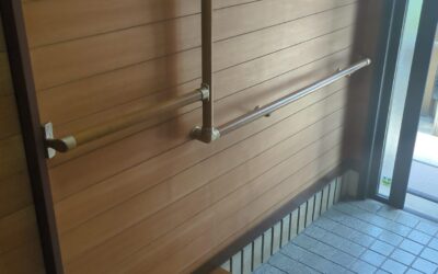 住宅改修事例　玄関　手すり